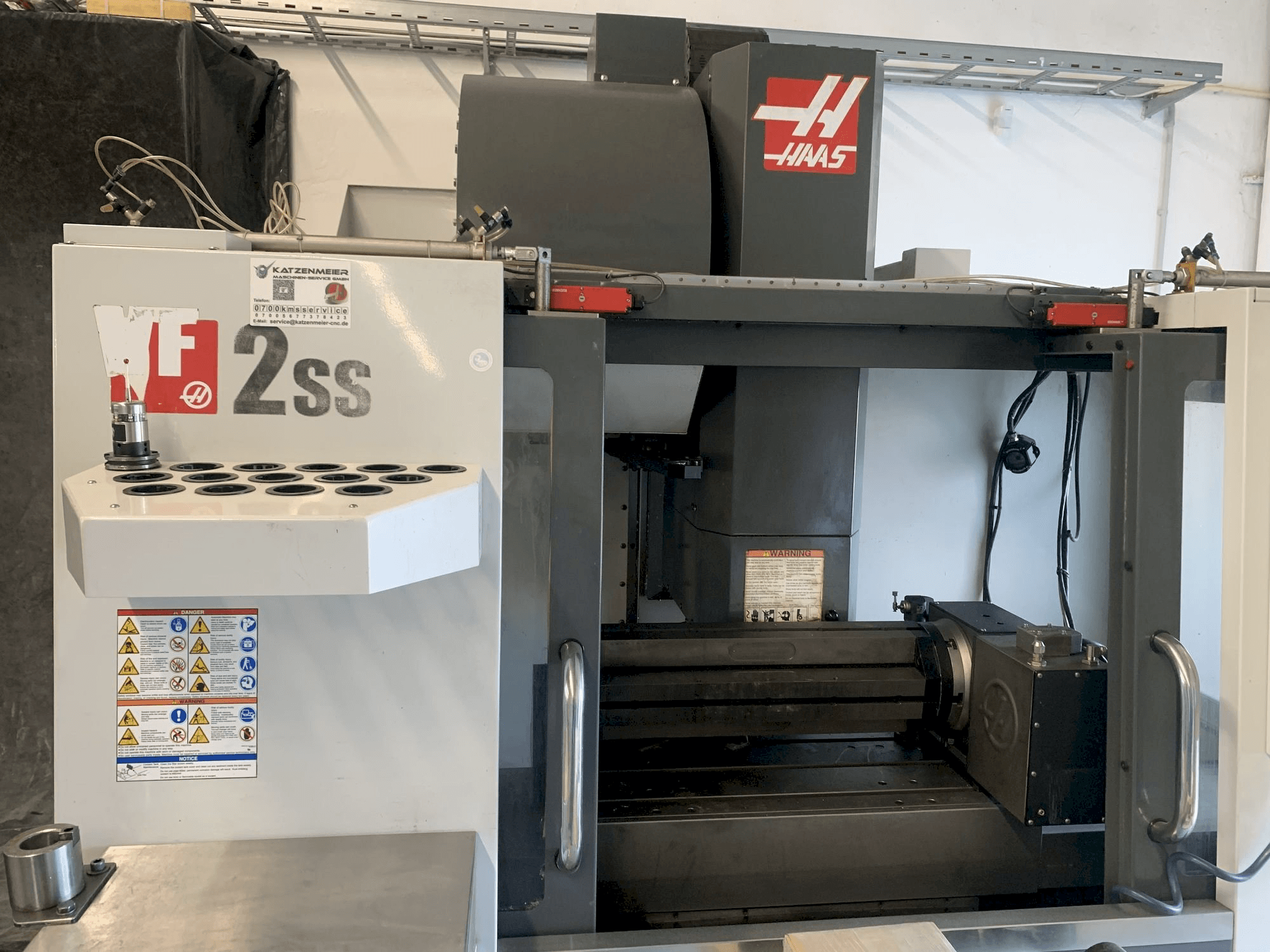 Vue de face de la machine HAAS VF-2SS