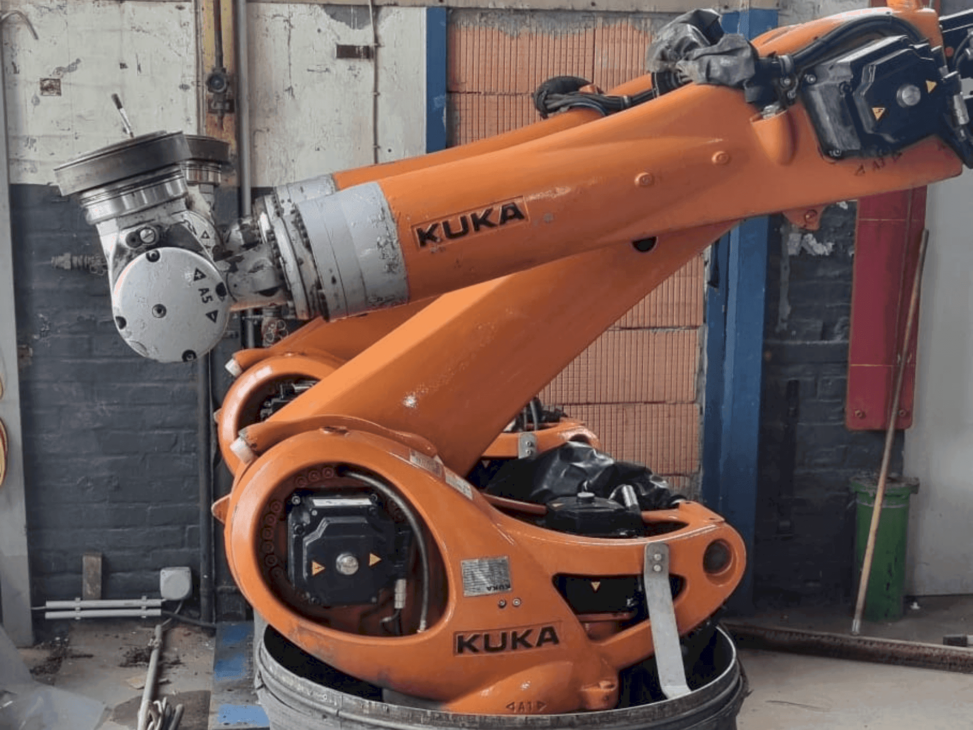Vue de face de la machine KUKA KR 90 R3100 extra C-F-HP