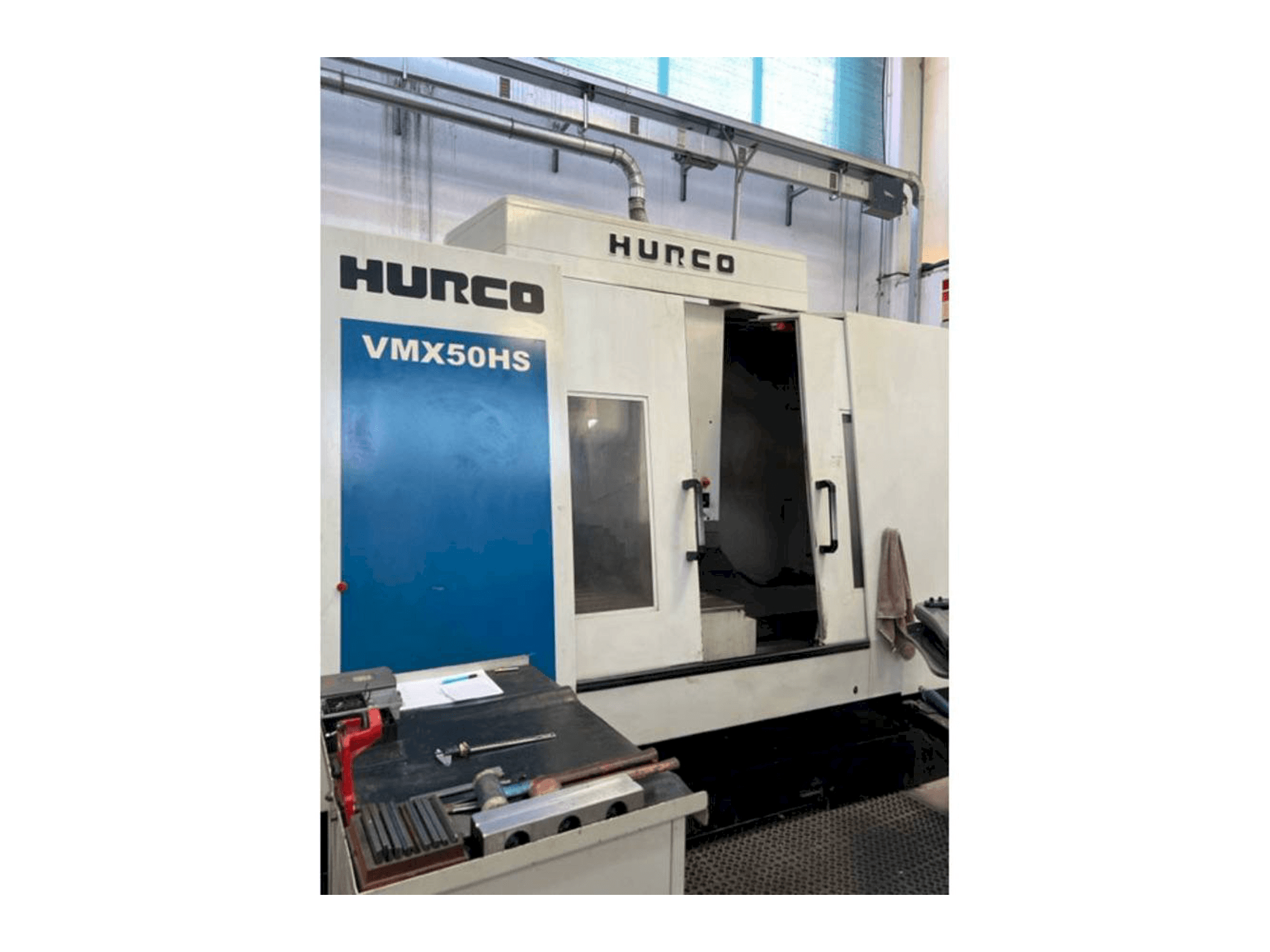 Vue de face de la machine Hurco VMX 50 HS