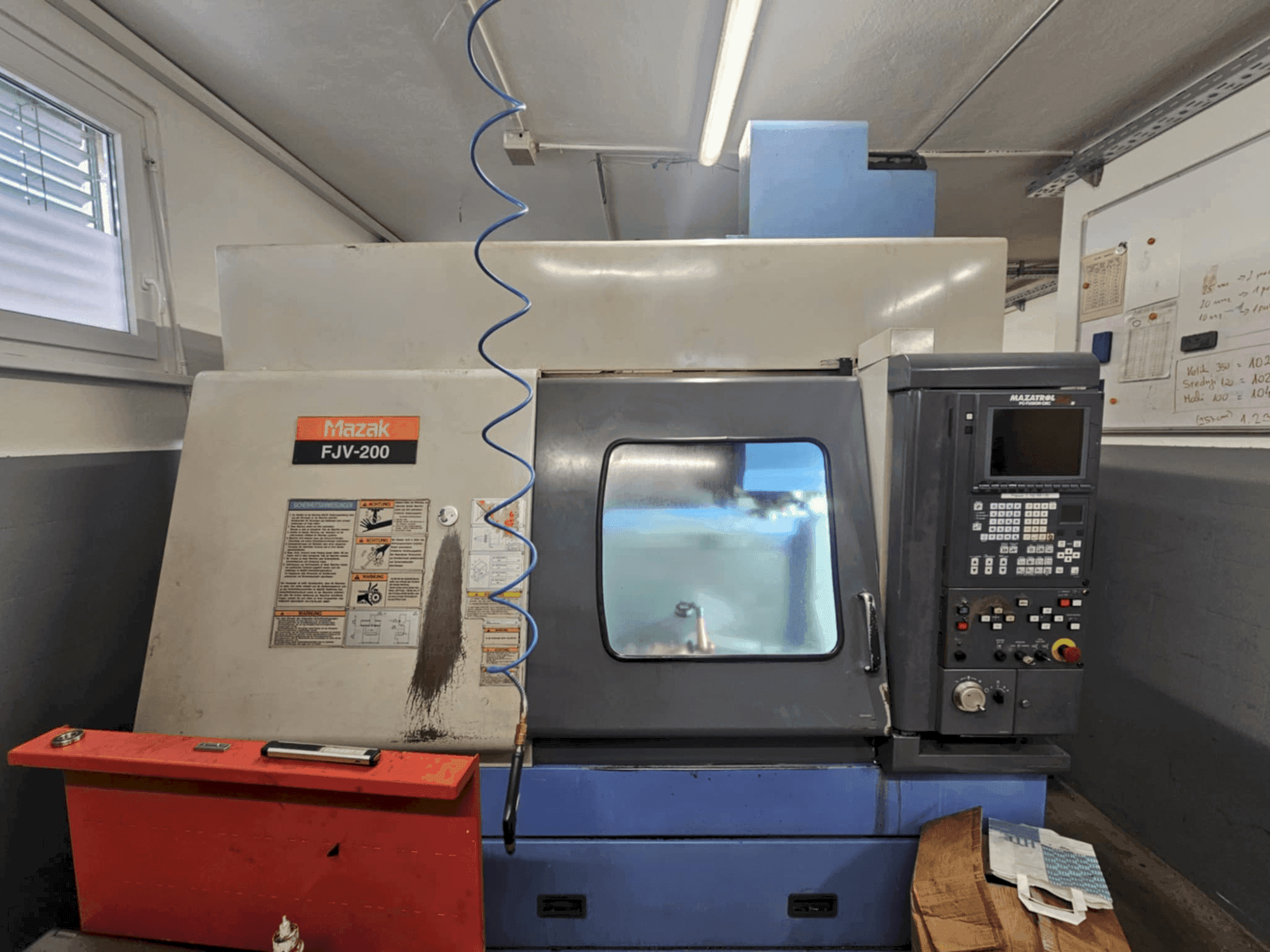 Vue de face de la machine Mazak fjv 200