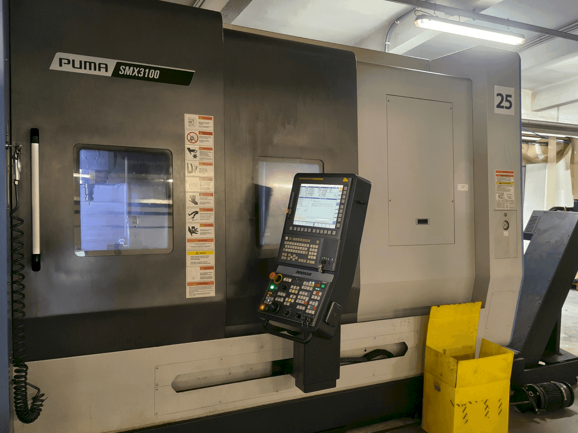 Vue de face de la machine DOOSAN SMX 3100