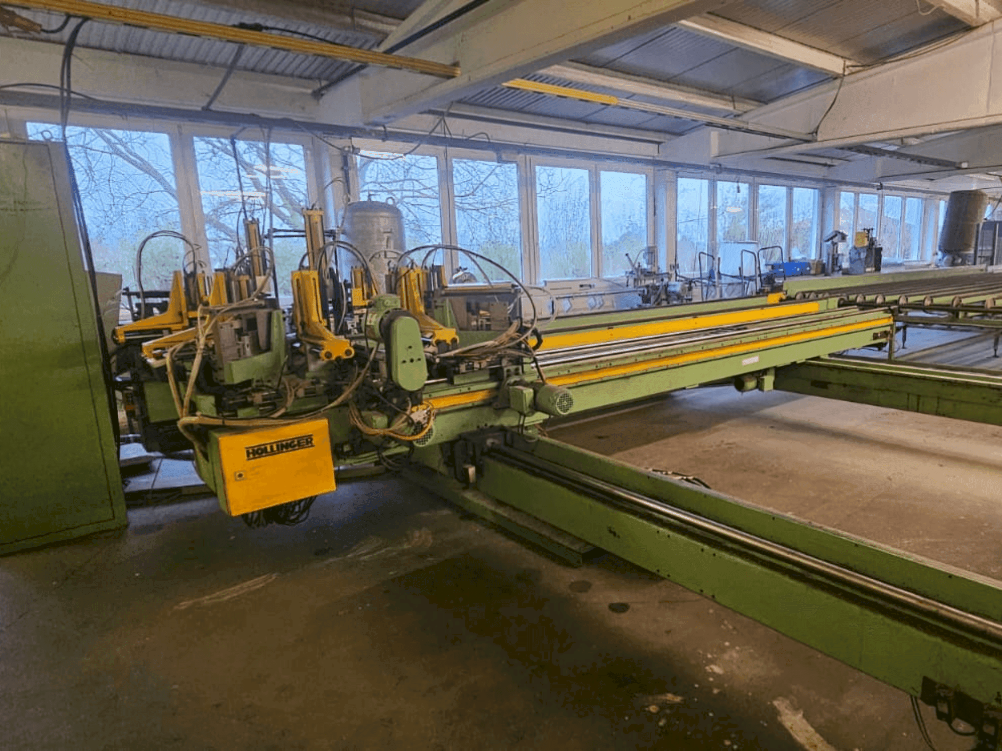 Vue de face de la machine HOLLINGER MSE-II-EP-SB-300-450