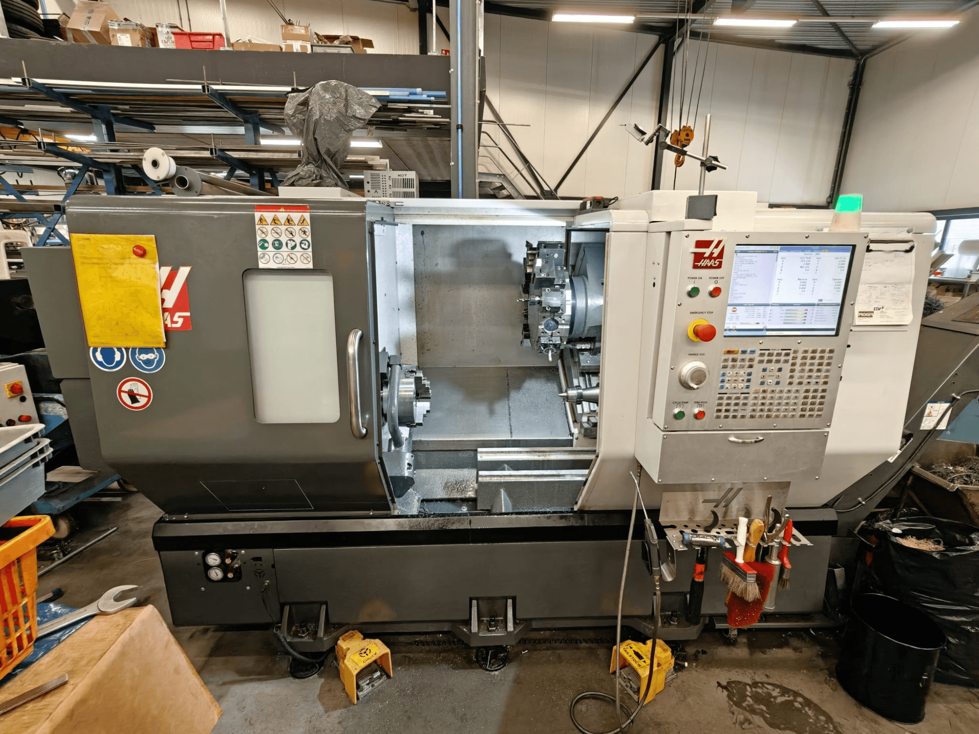 Tour horizontal HAAS ST-25Y, vue de face, montrant le panneau de commande, le magasin d'outils et la configuration opérationnelle dans l'atelier.