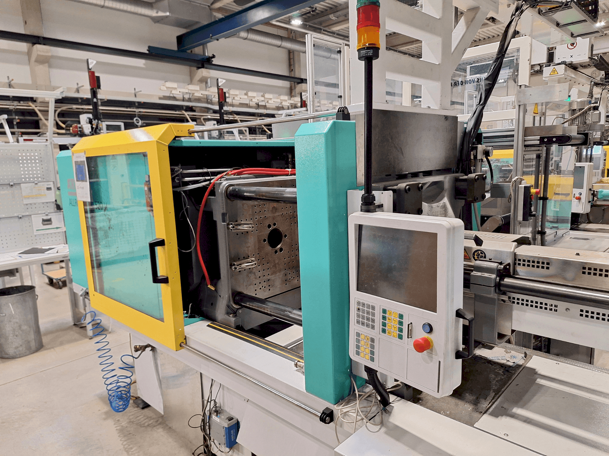 Vue de face de la machine Arburg 520 H