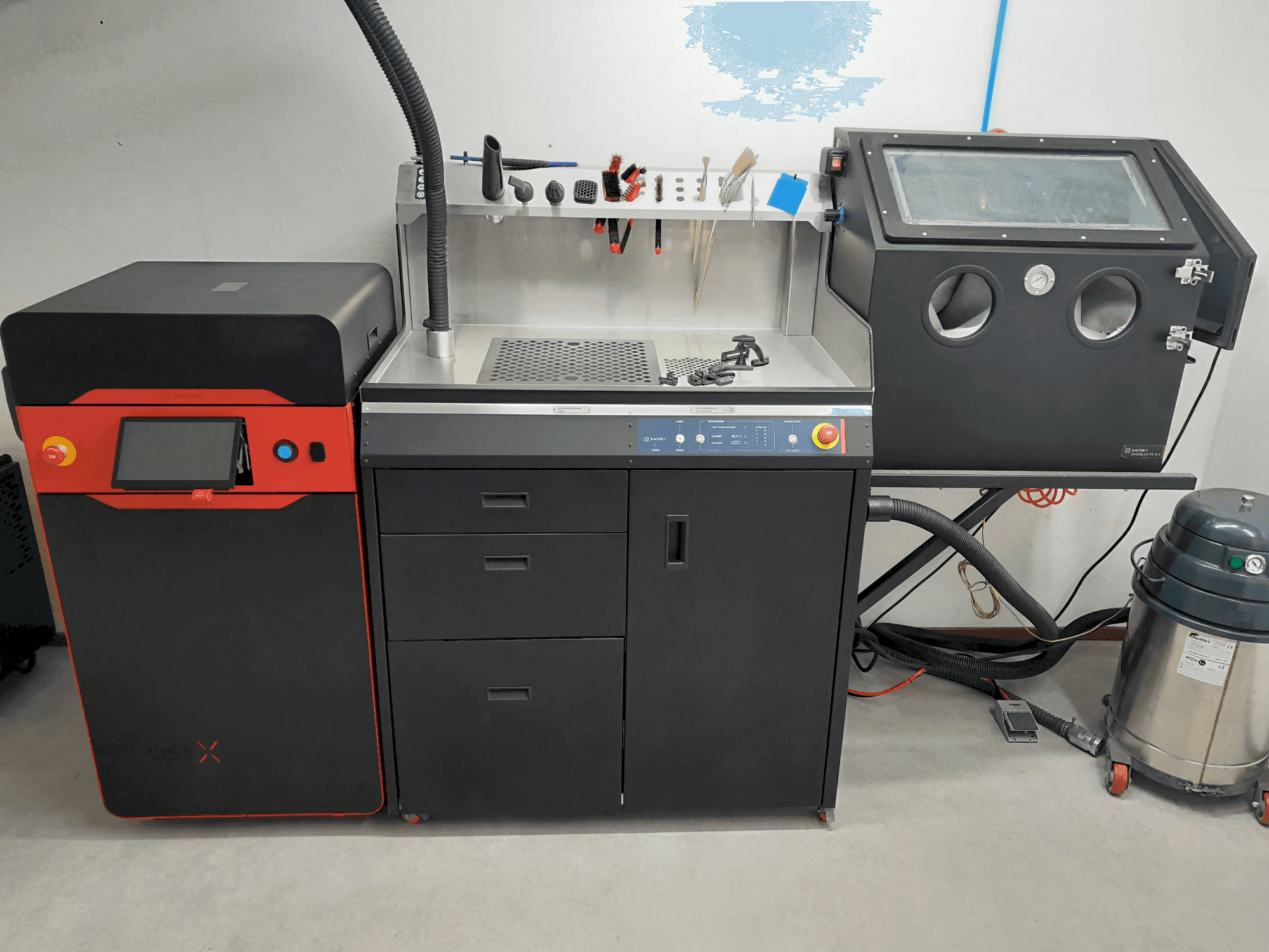 Vue de face de la machine SINTERIT lisa x