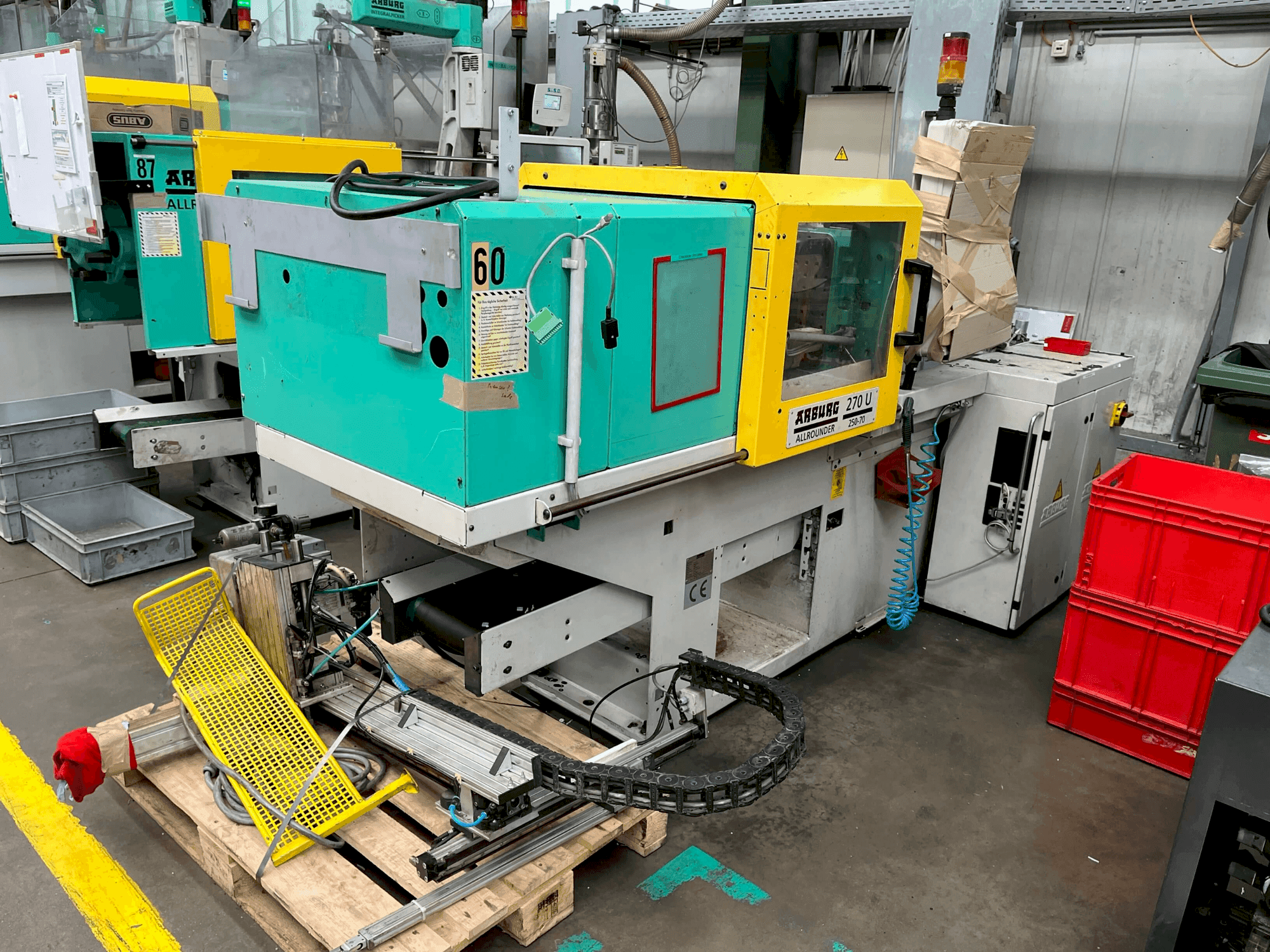 Vue de face de la machine Arburg Allrounder 270-25U