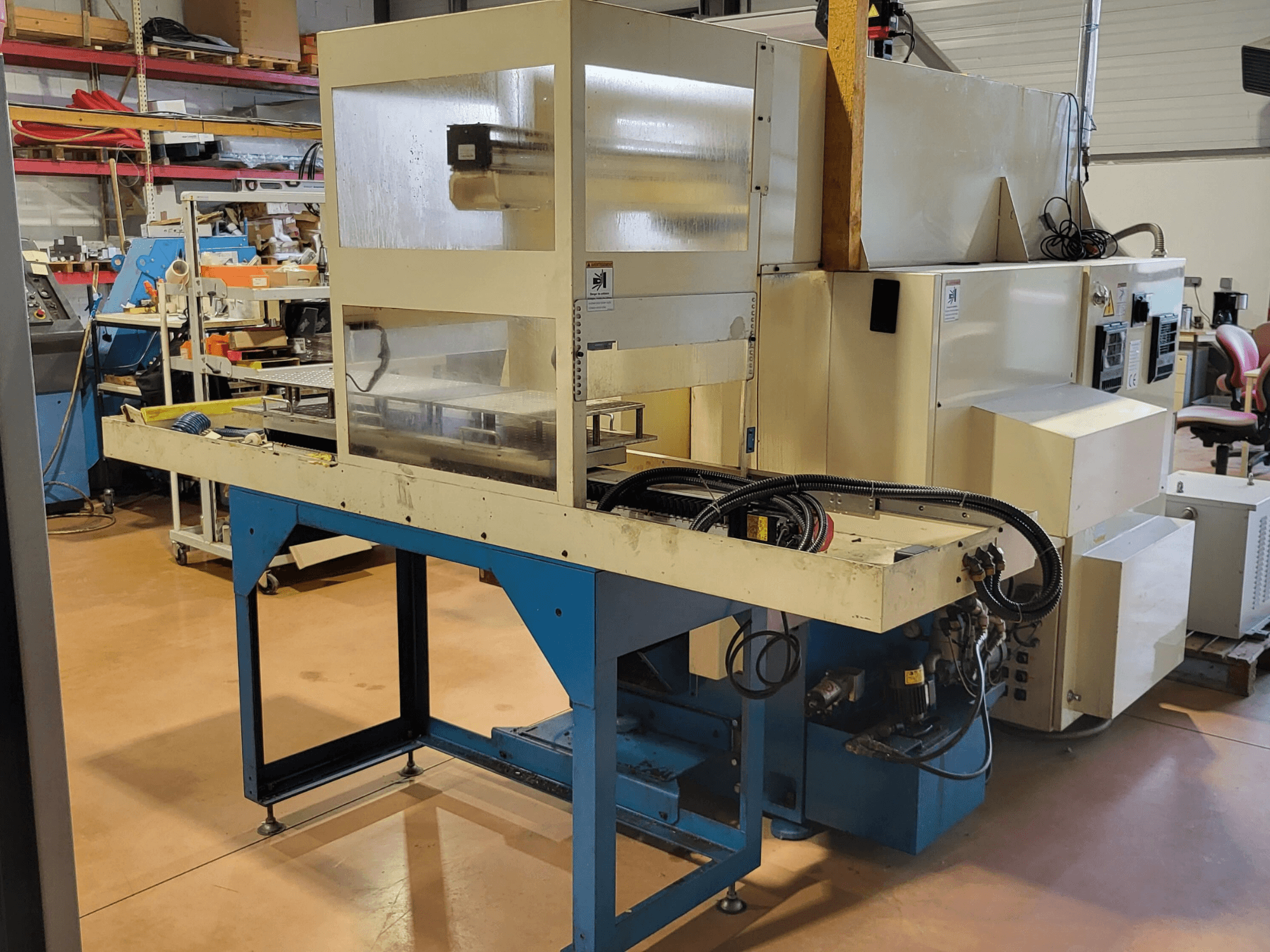 Tour horizontal Kitamura KNC 150 NSA, vue latérale montrant le panneau de commande et la configuration opérationnelle dans l'atelier.