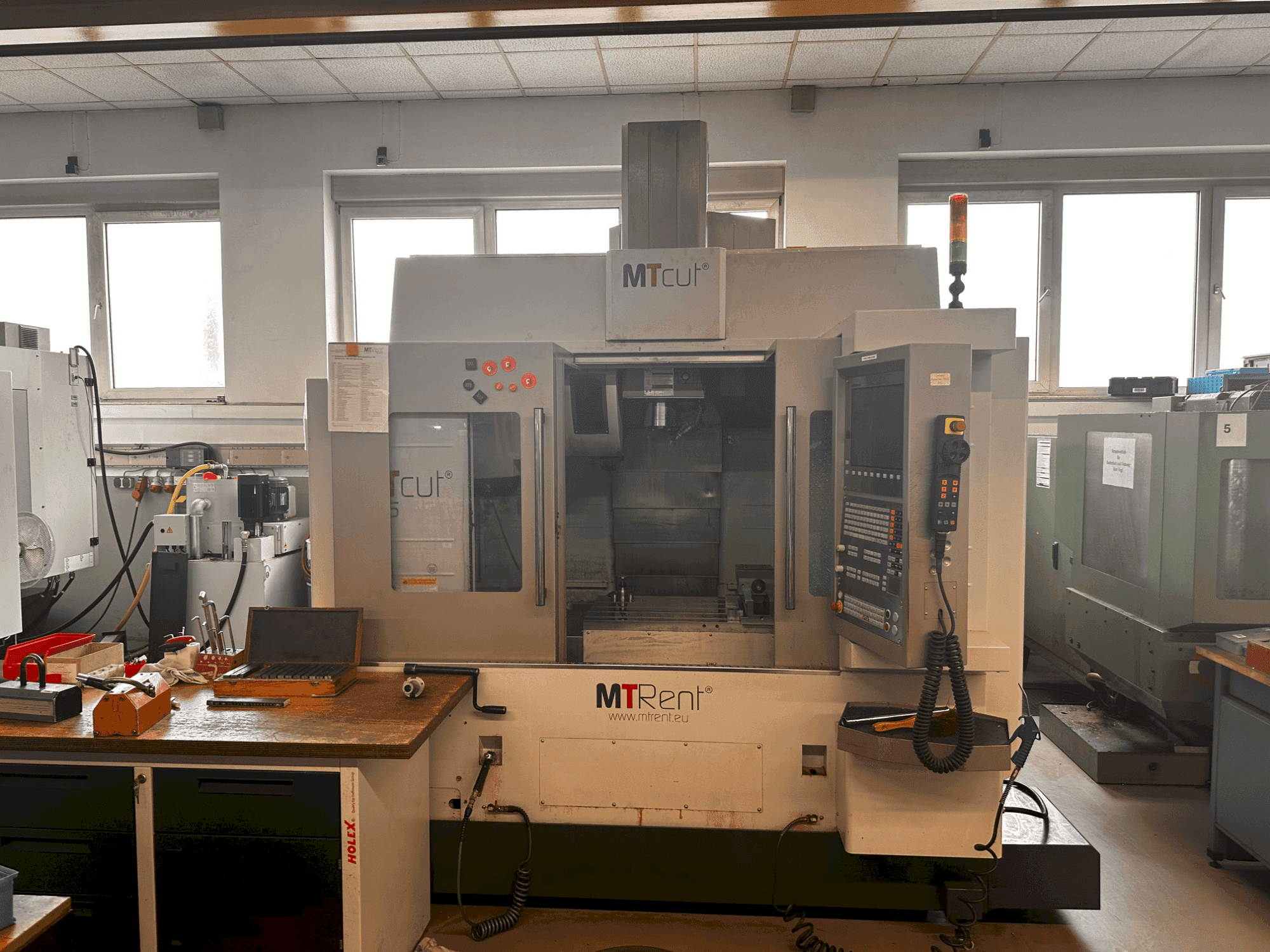 Vue de face de la machine MTcut EVO V85