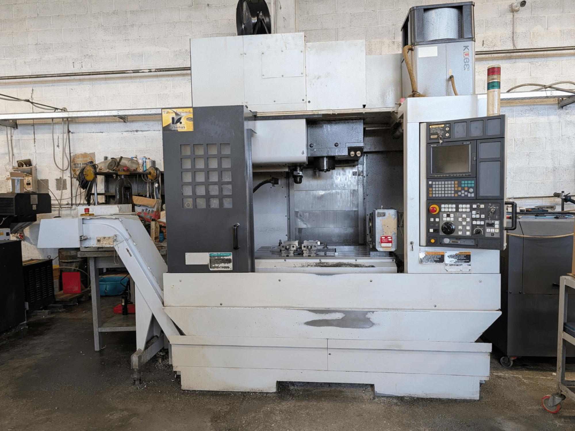 Vue avant d'un centre d'usinage vertical MORI SEIKI NV-5000α1/40 avec panneau de commande et zone de travail visibles.