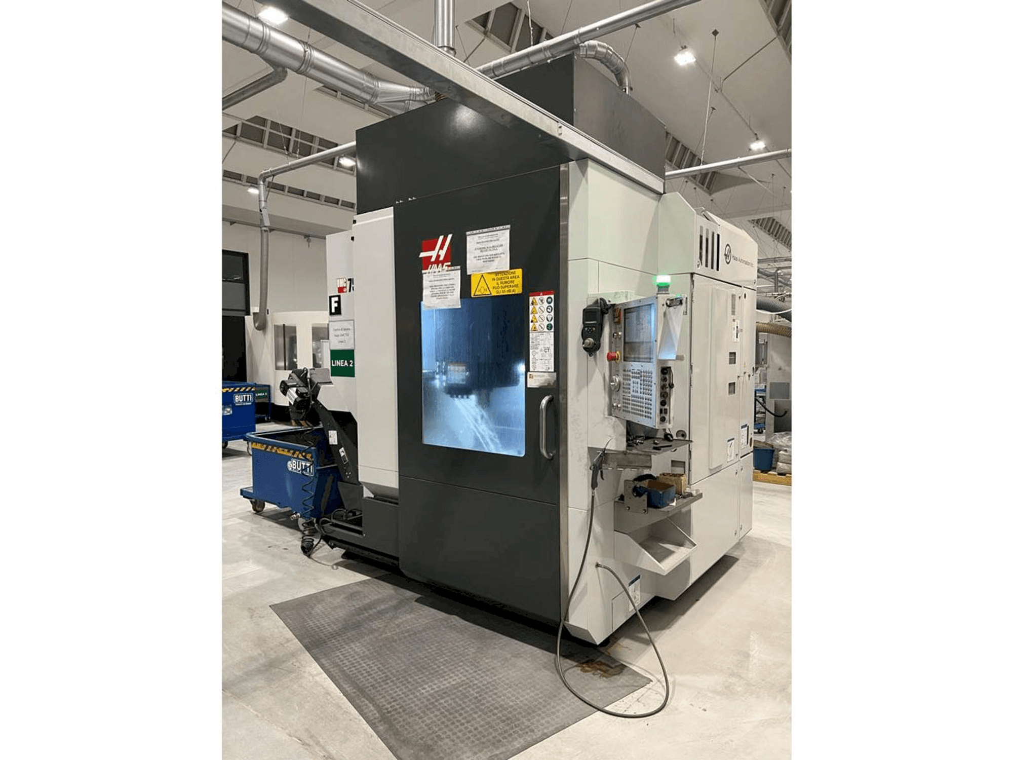 Vue de face de la machine HAAS UMC 750SS