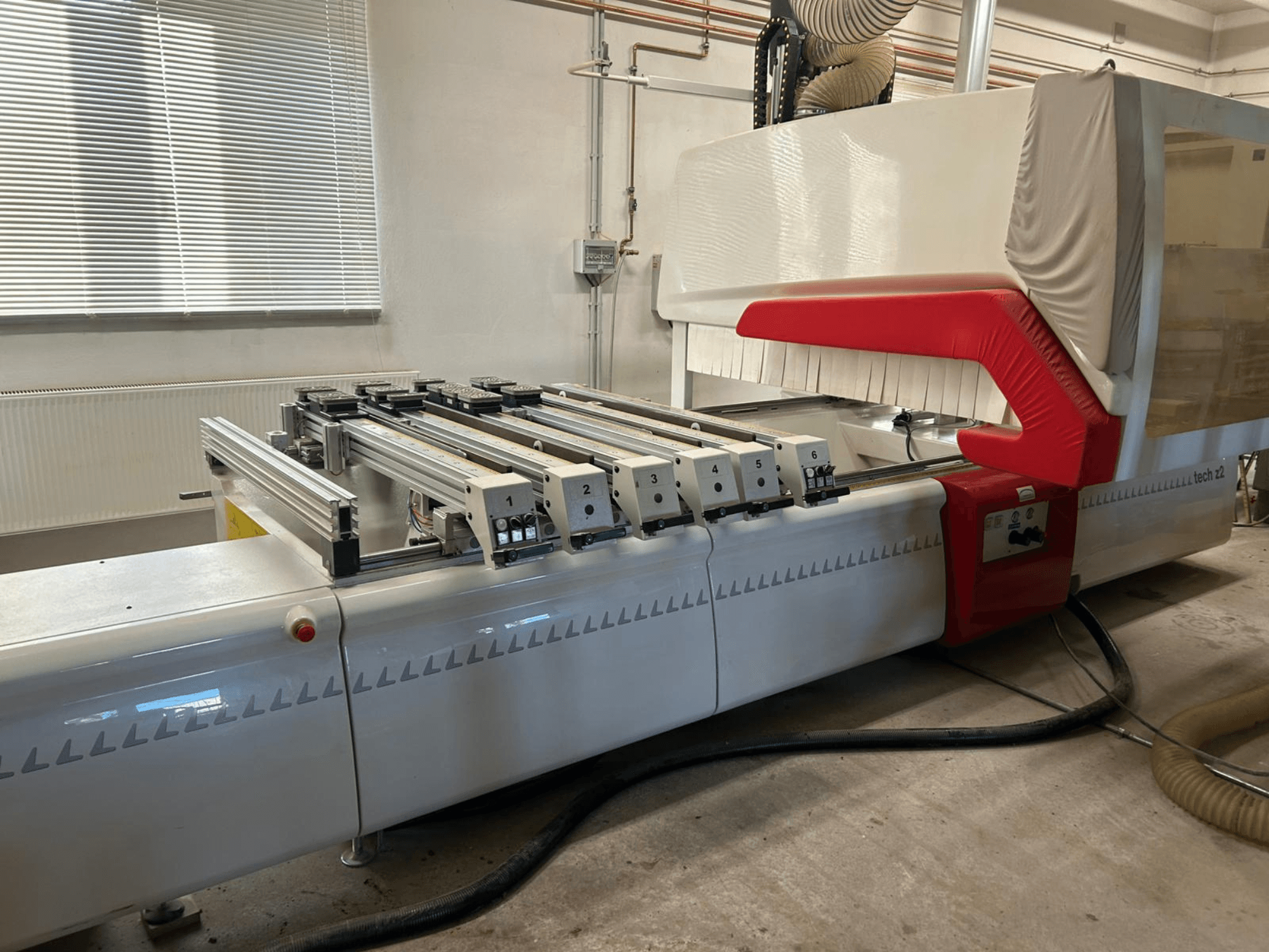 SCM TECH Z2-27-C, machine à percer le bois, vue de côté, montrant le panneau de commande et les rails, avec des éléments de design rouge et blanc.