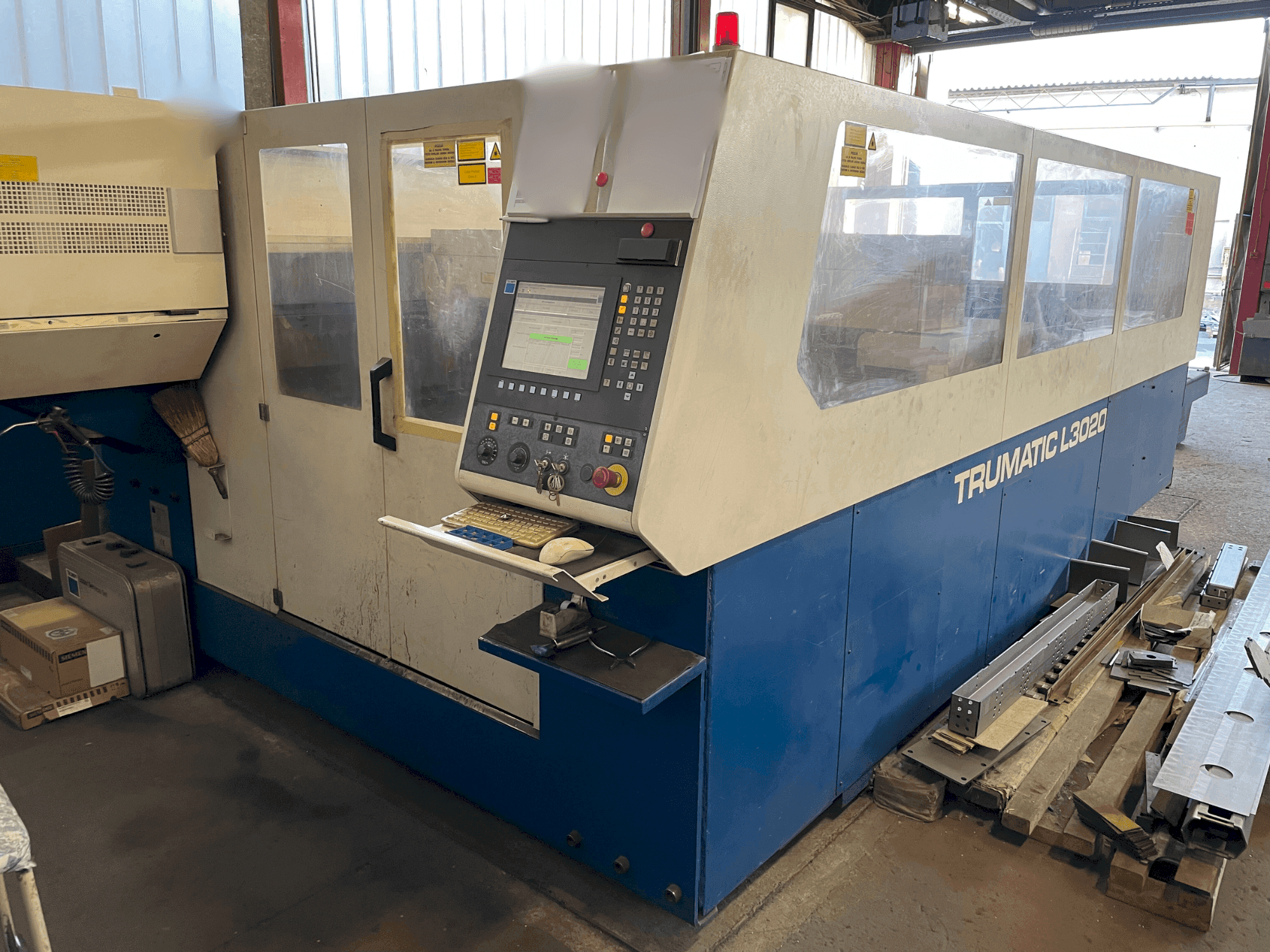 Vue de face de la machine TRUMPF Trumatic TC L3020