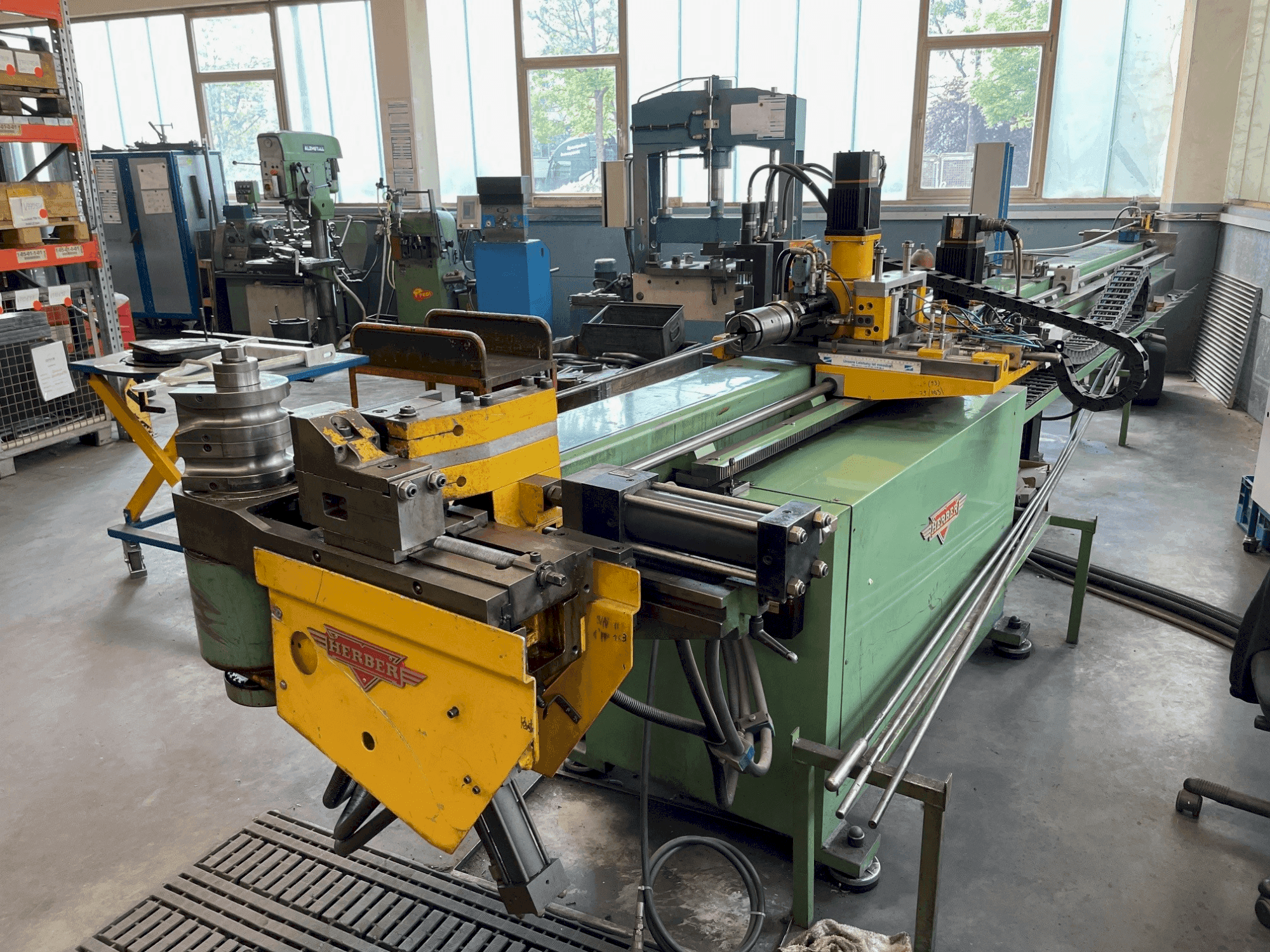 Vue de face de la machine HERBER 42 CNC