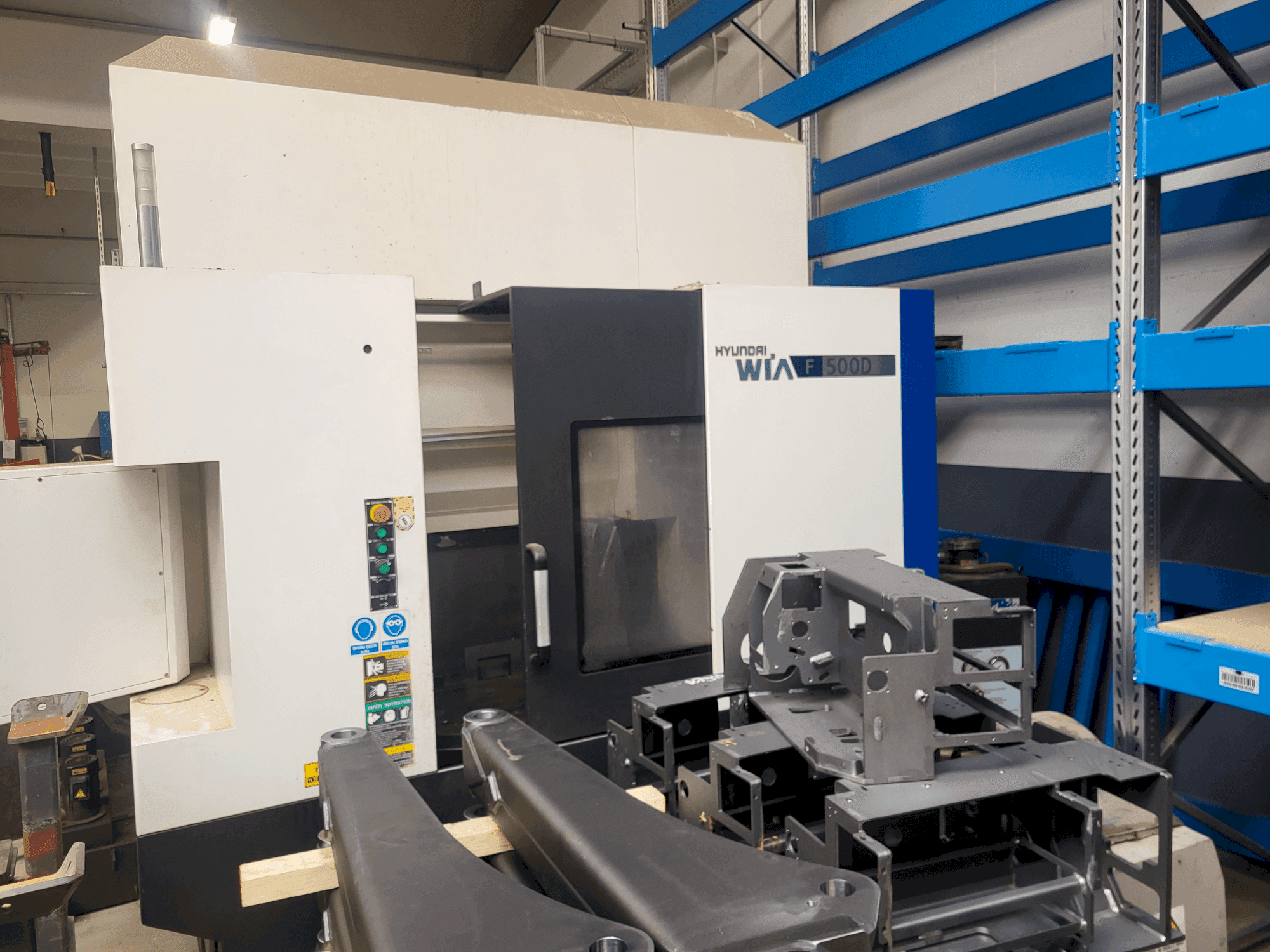 Vue de face de la machine Hyundai Wia F500D