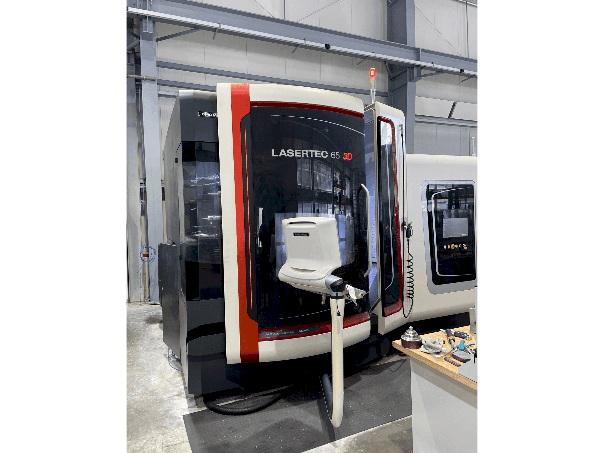 Vue de face de la machine DMG MORI LASERTEC 65 3D Hybrid
