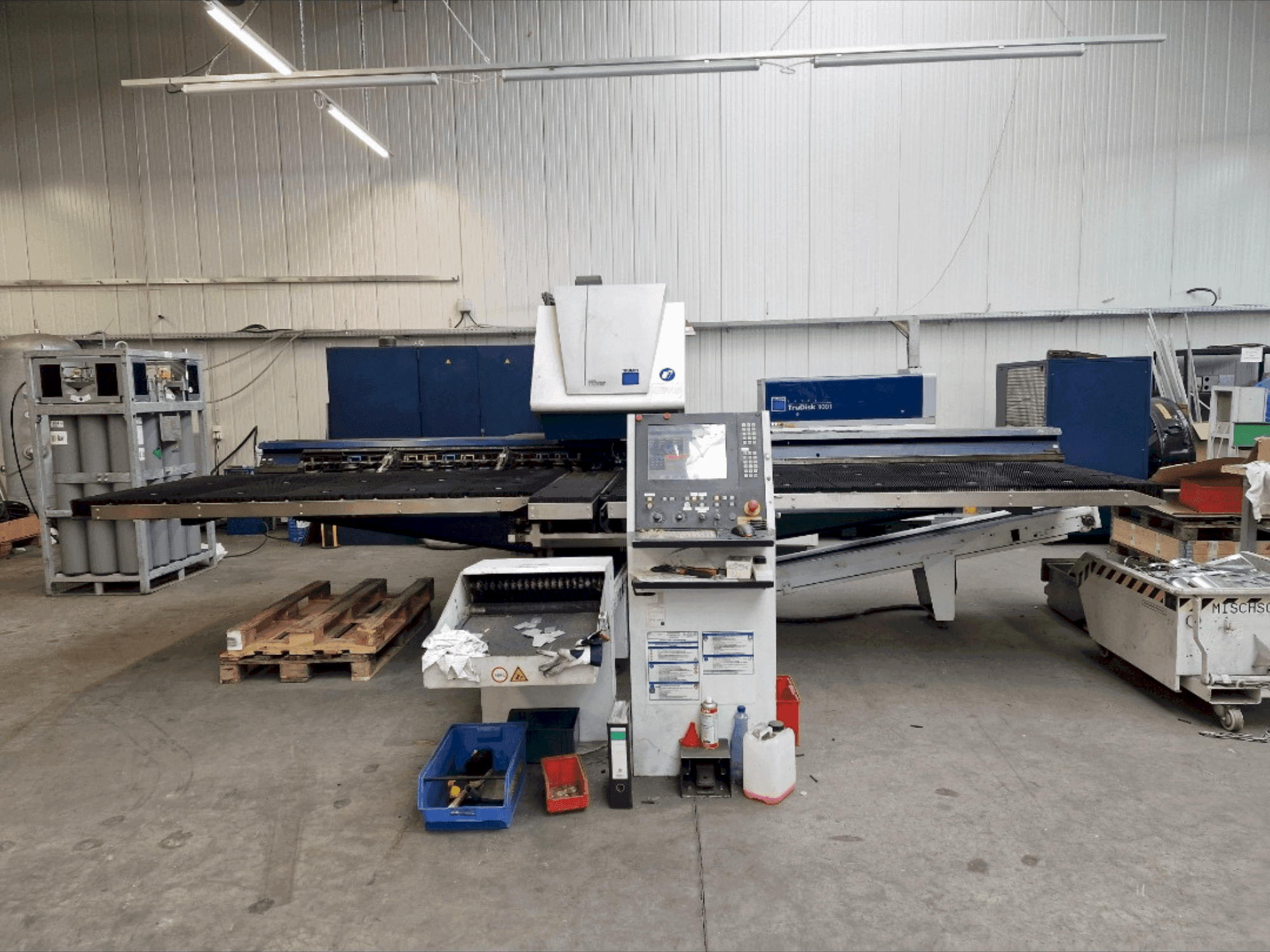 Vue de face de la machine TRUMPF TruMatic 3000 Fiber