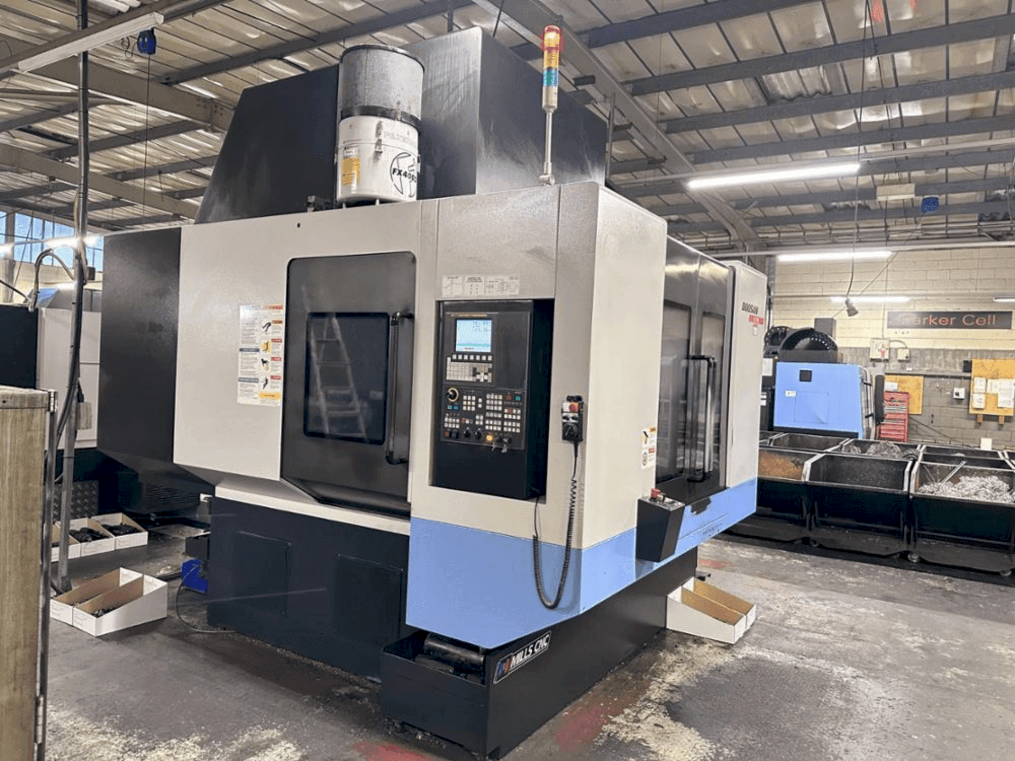 Vue de face de la machine DOOSAN VC 510