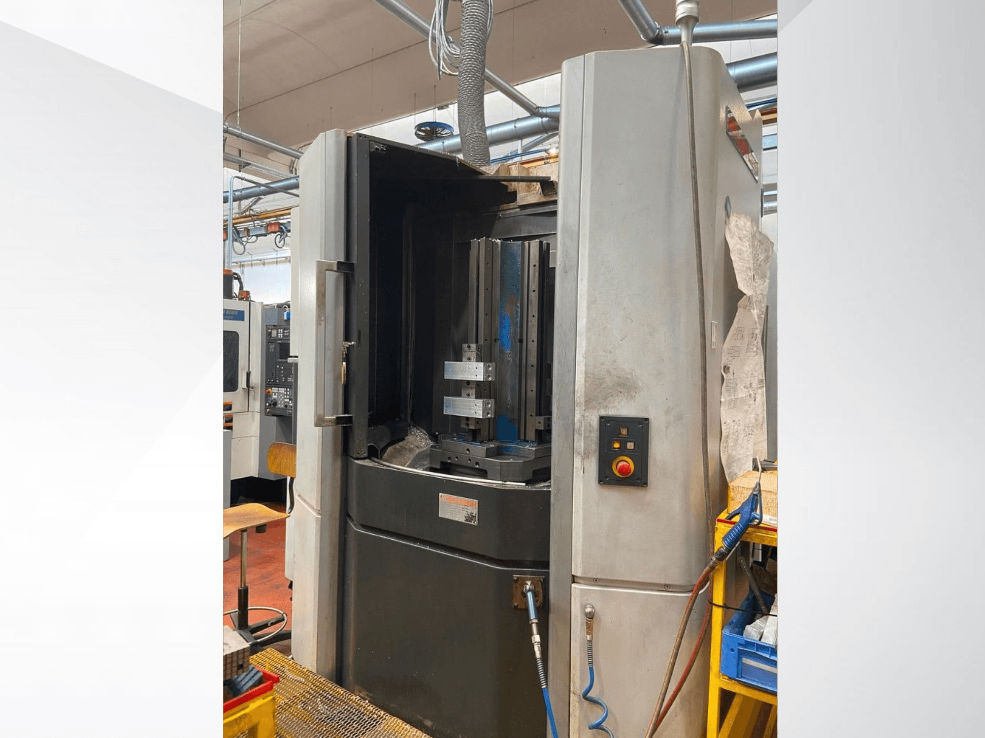 Centre d'usinage horizontal MORI SEIKI NHX 5000, vue de face montrant la porte ouverte, le porte-outil et le panneau de commande.