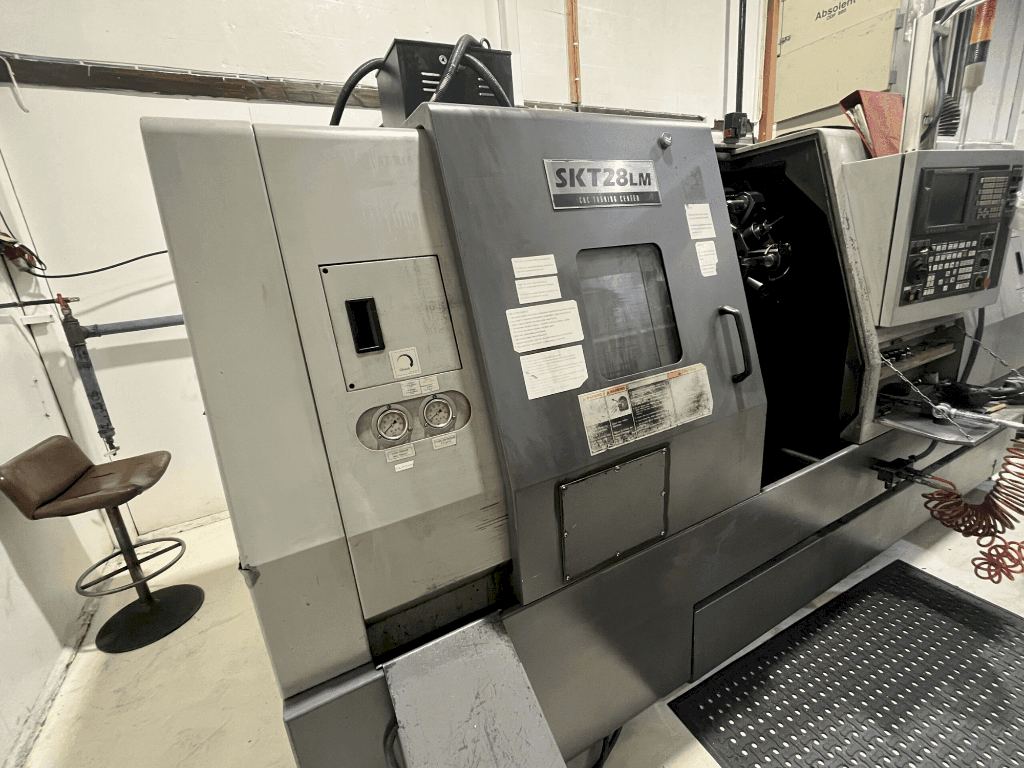 Vue de face de la machine Hyundai Kia SKT 28 LM