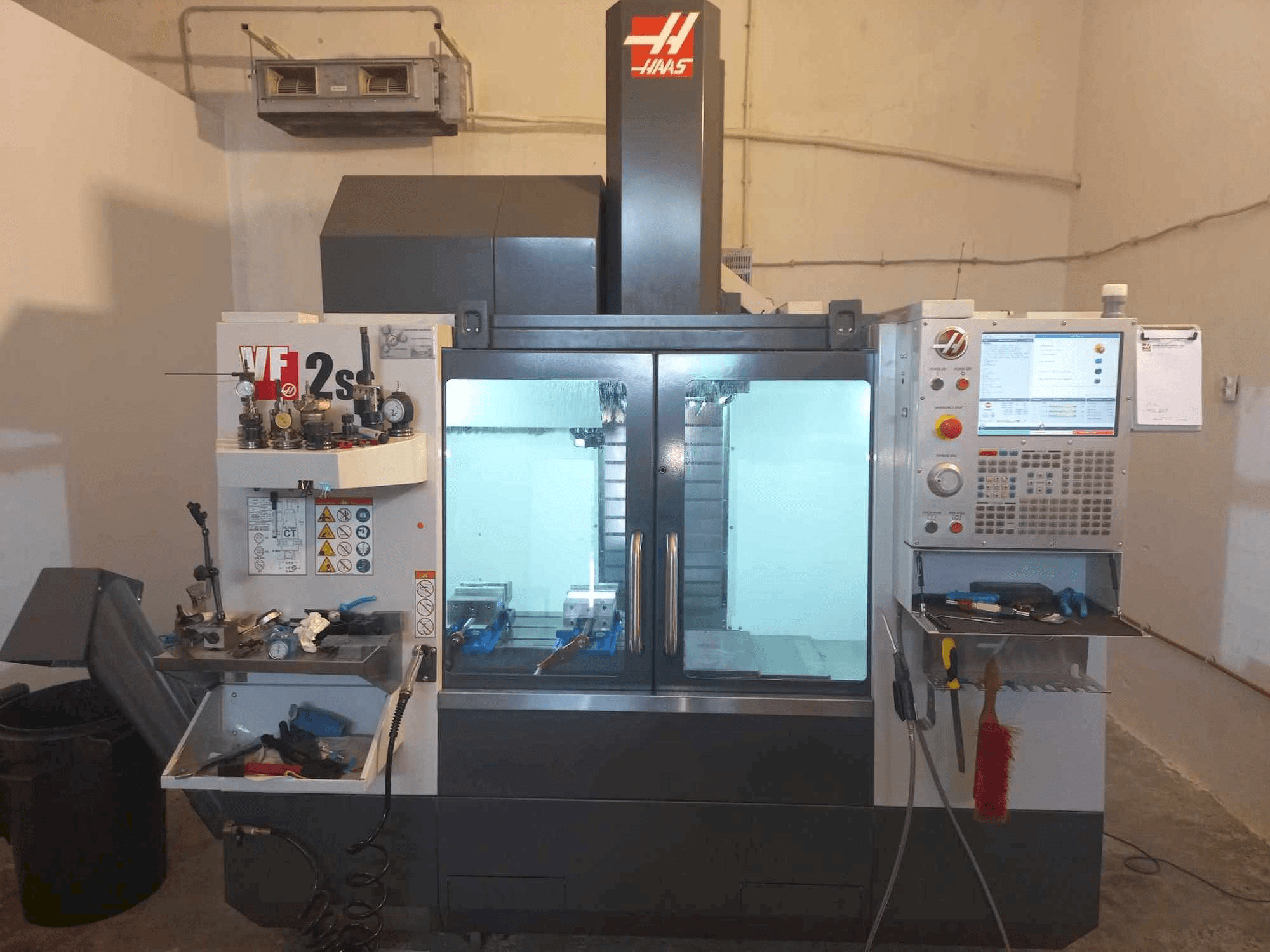 Vue de face de la machine HAAS VF 2 SS