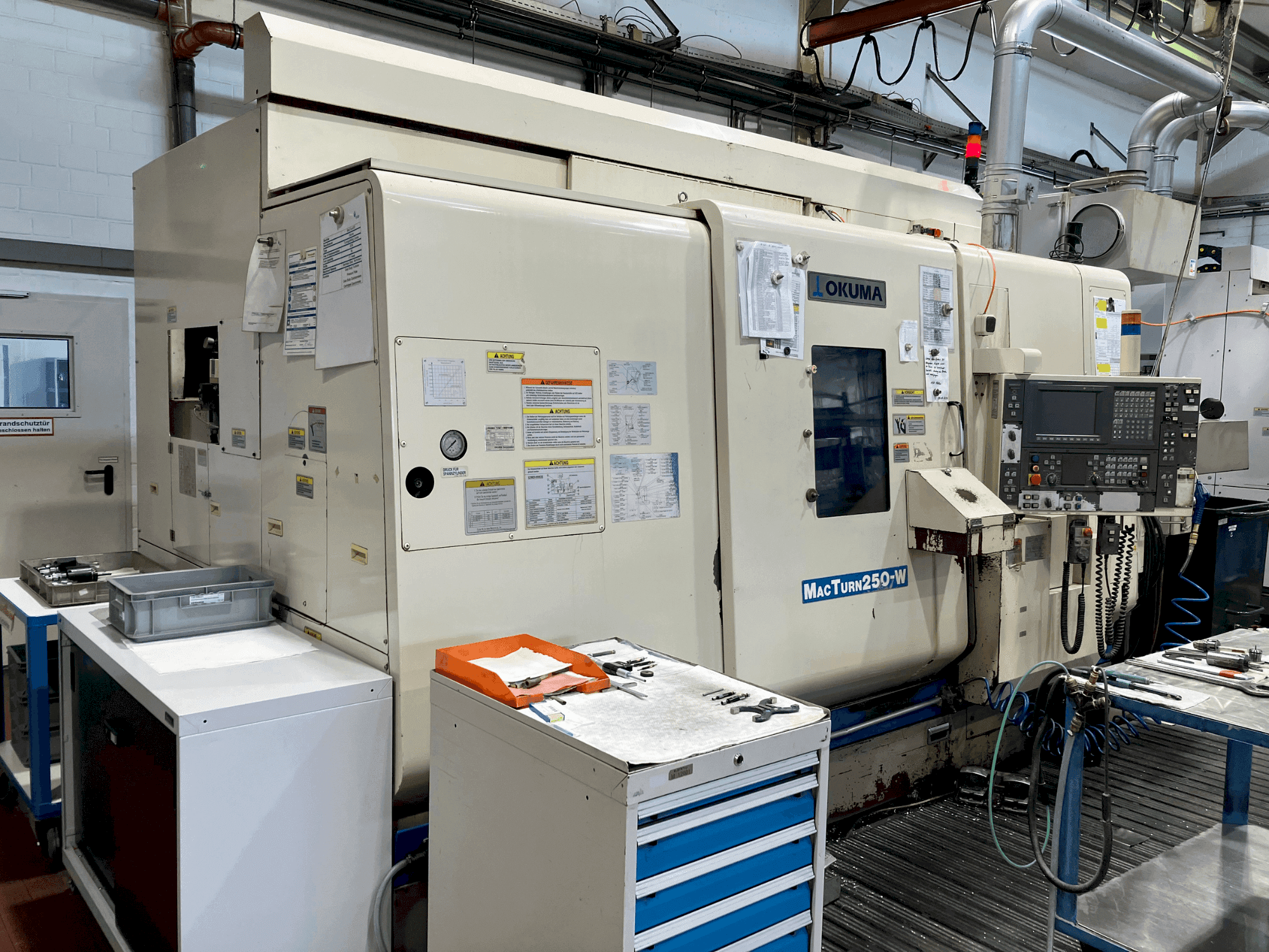 Vue de face de la machine Okuma MacTurn 250-W