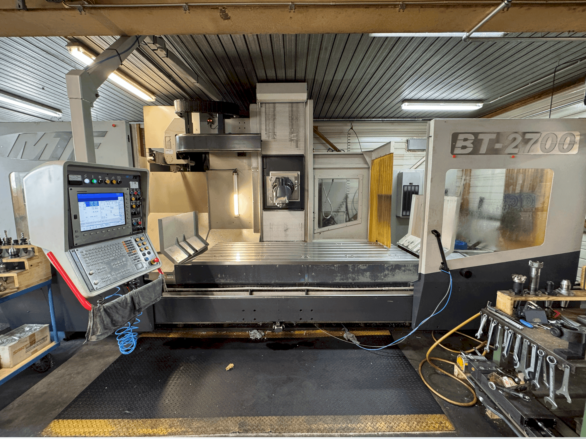Vue de face de la machine MTE BT-2700