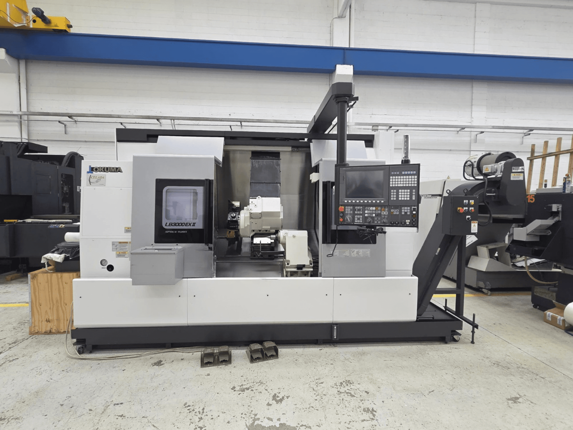 Tour horizontal Okuma LB 3000 EXII, vue de face, avec panneau de commande et porte-outil.