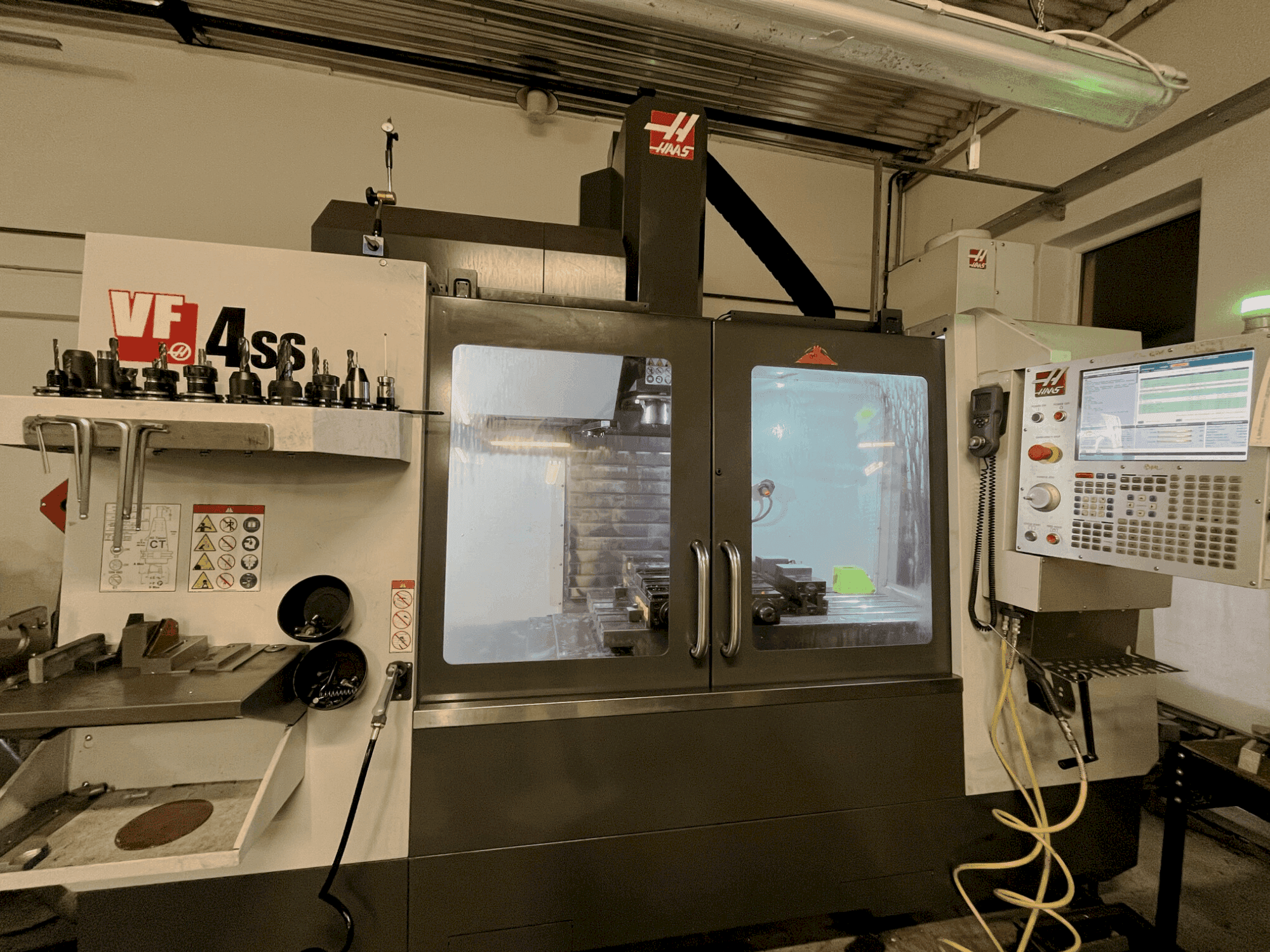 Vue de face de la machine HAAS VF4-SS