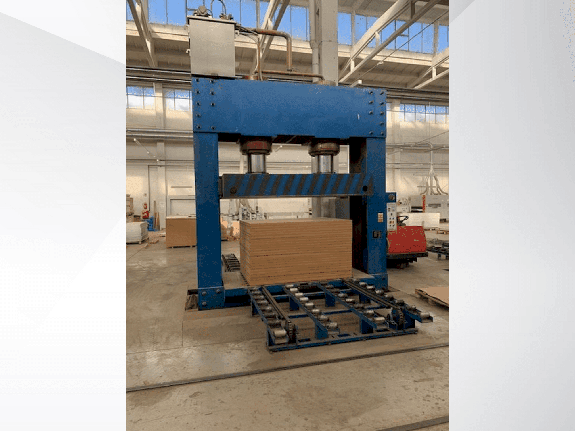 Vue de face de la machine LINYI JIANZHONG WOOD MACIHNERY JJC-CP