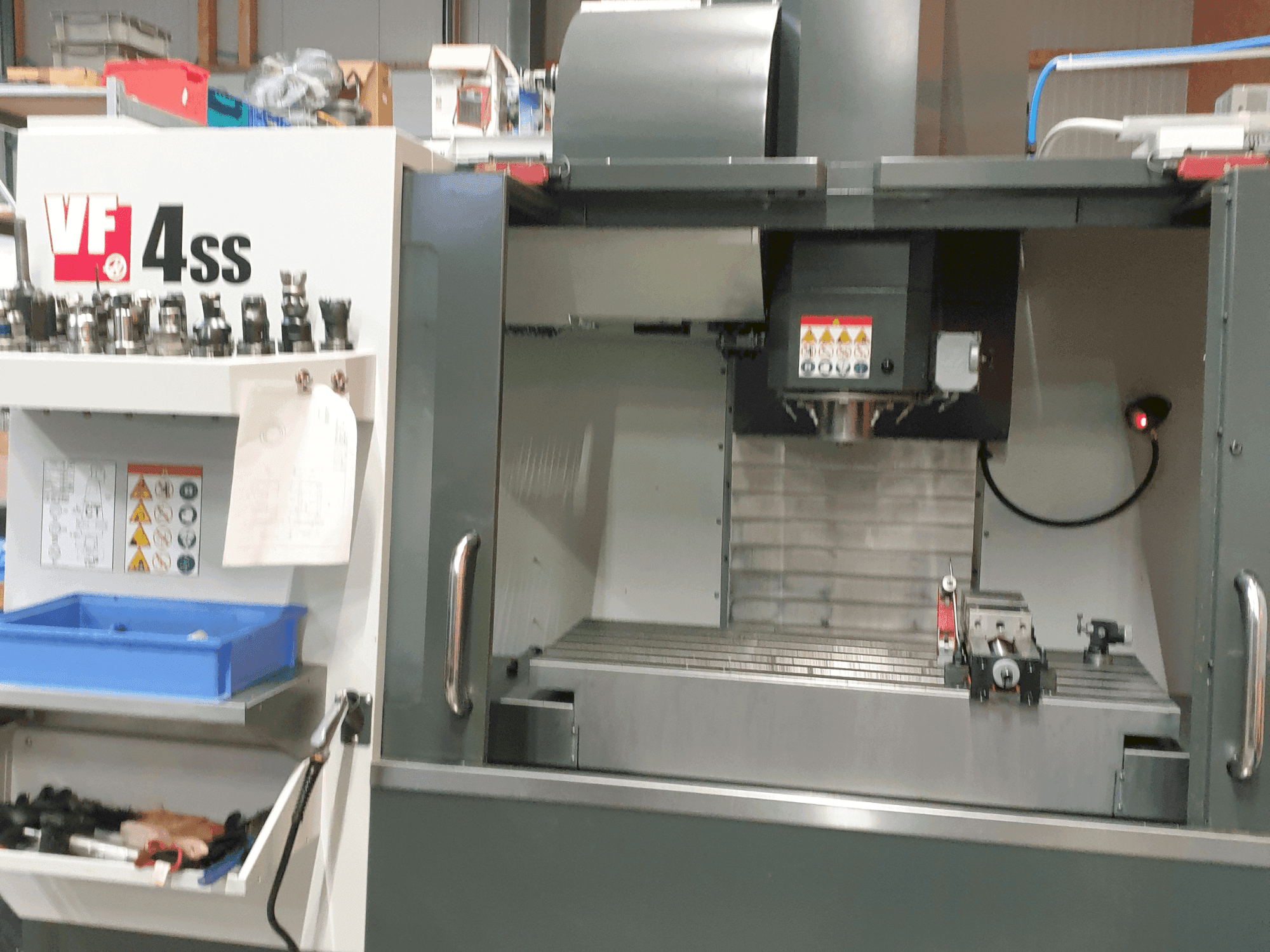 Vue de face de la machine HAAS VF 4 SS