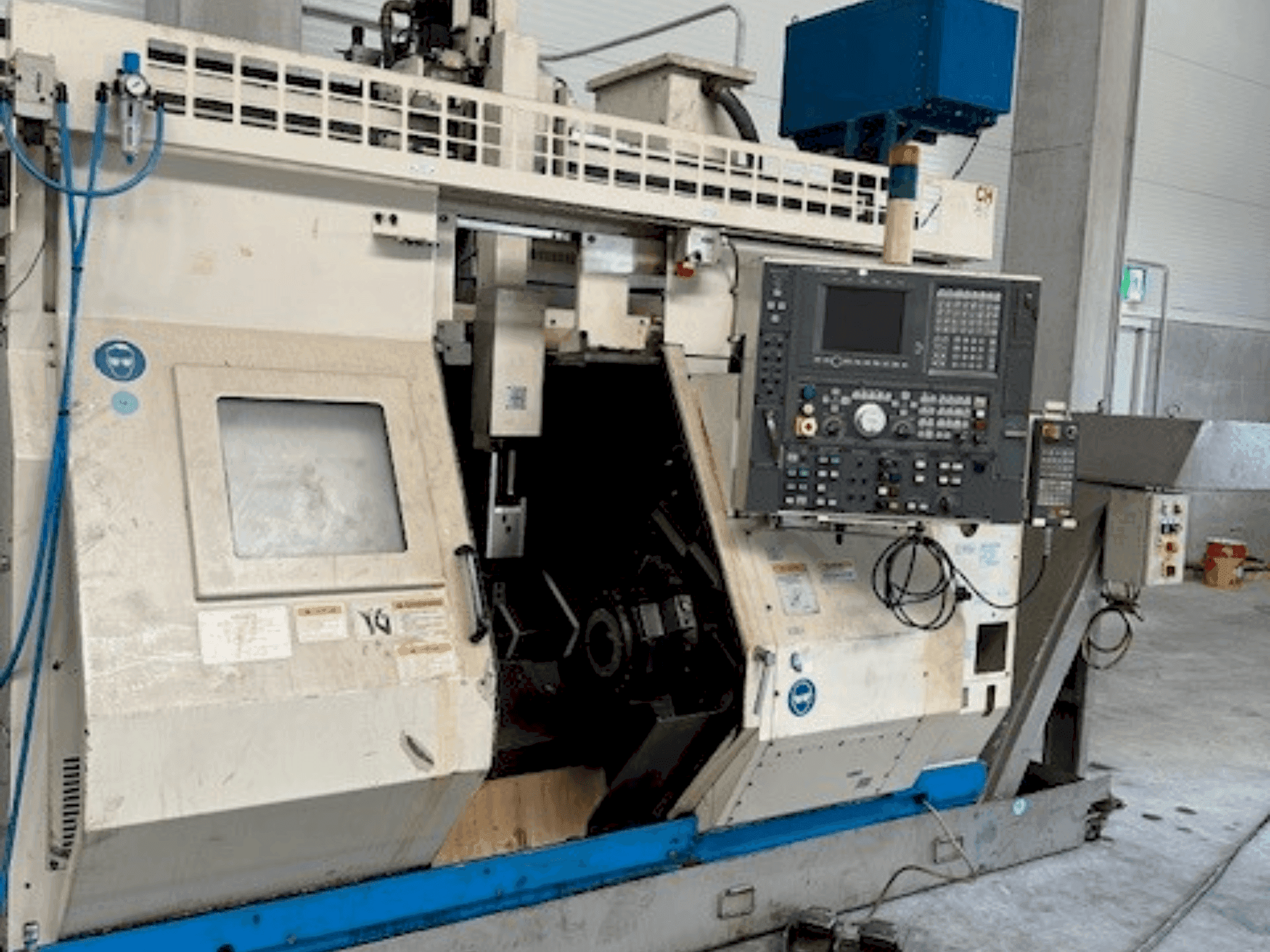 Vue de face de la machine Okuma LT10
