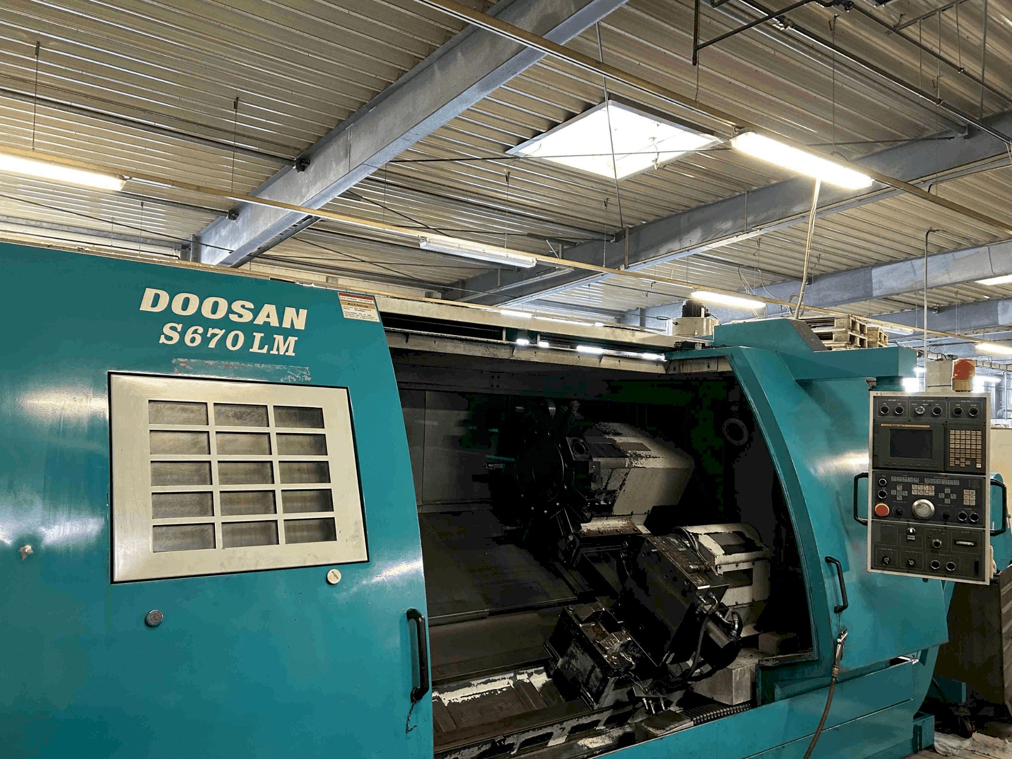 Vue de face de la machine DOOSAN S670 LM