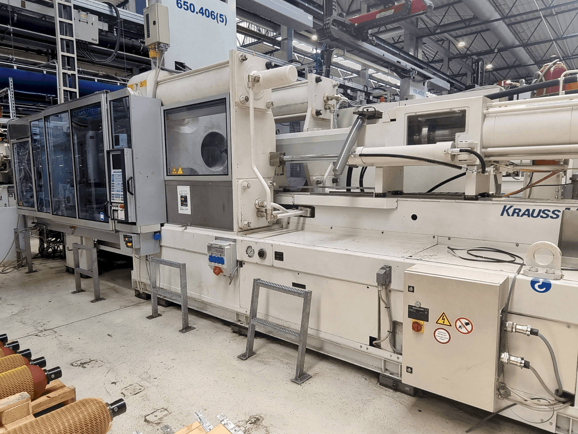 Vue de face de la machine Krauss Maffei 650-2700 C2