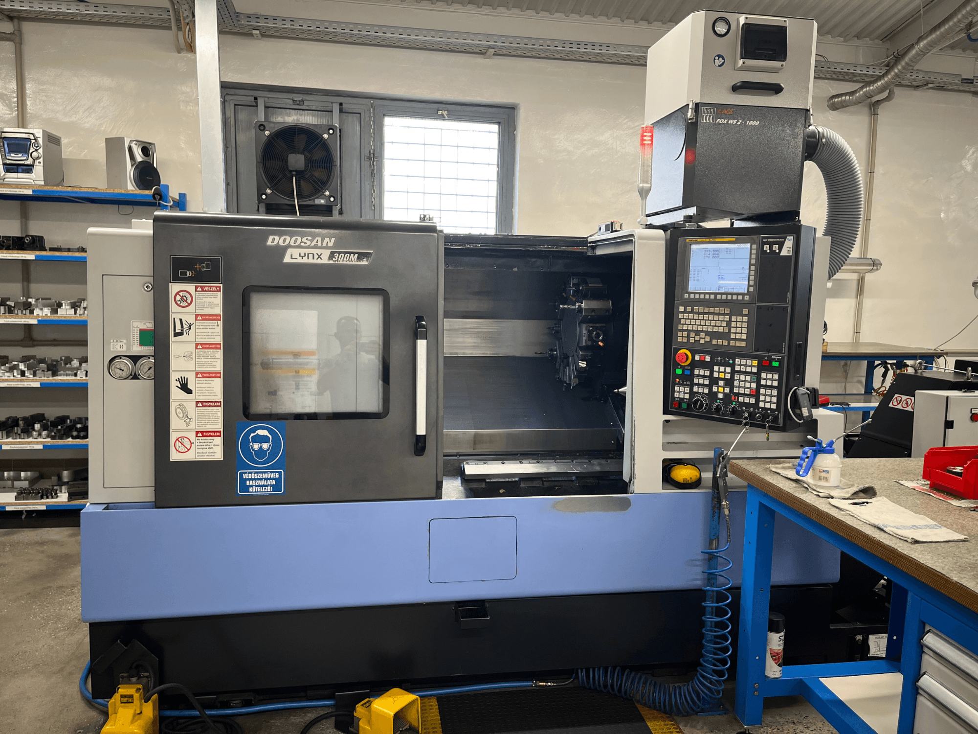 Tour horizontal DOOSAN LYNX 300M, vue de face, présentant le panneau de commande et les composants opérationnels.